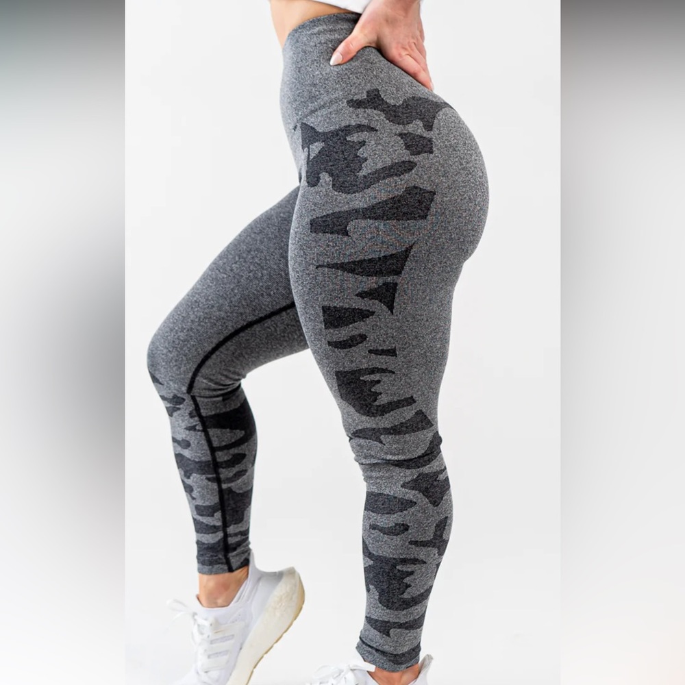 Curves N Combatboots SEAMLESS CAMO LEGGINGS W/BOOTY SCRUNCH